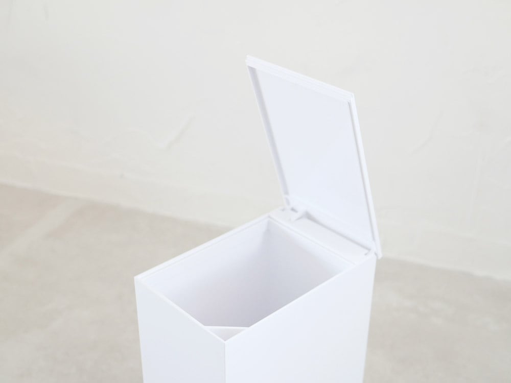 YAMAZAKI/towerのペダル式トイレポット。プラスチック製のボックスと蓋を備えたデザインが特徴的な商品画像