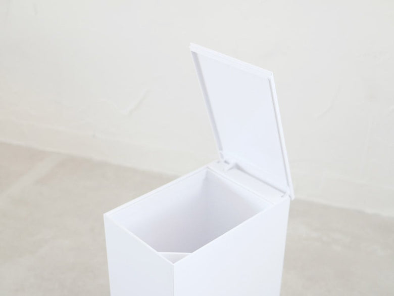 YAMAZAKI/towerのペダル式トイレポット。プラスチック製のボックスと蓋を備えたデザインが特徴的な商品画像