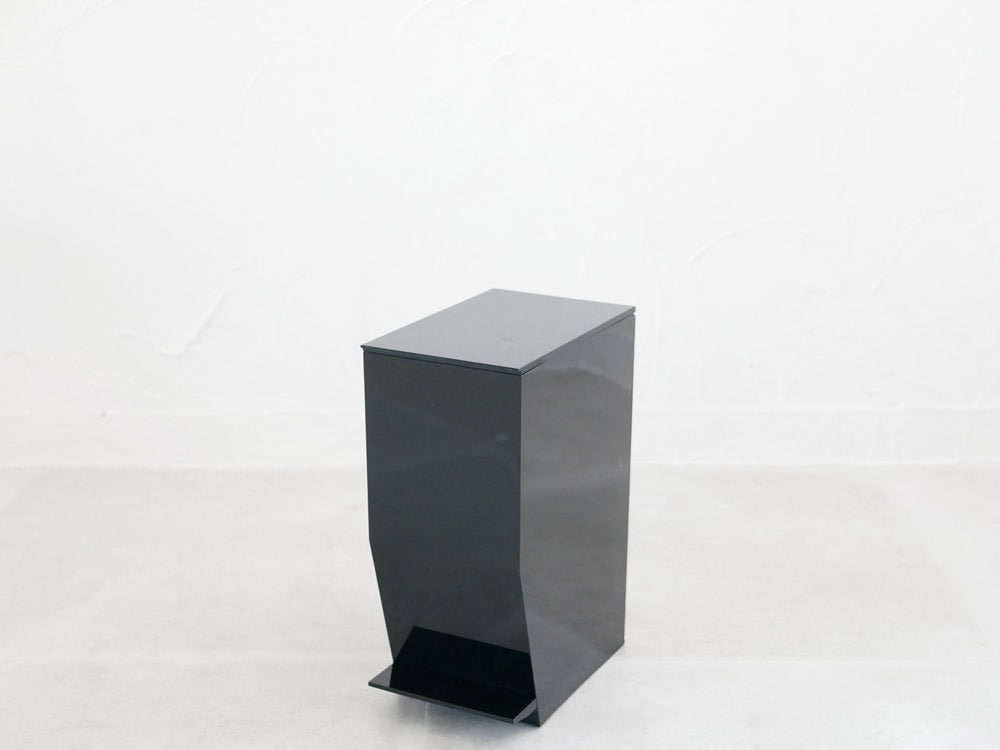 YAMAZAKIタワー製のペダル式トイレポット。ABS樹脂製で約27.5cmの高さ、耐熱性がありペダル操作可能なプラスチック製トイレポット