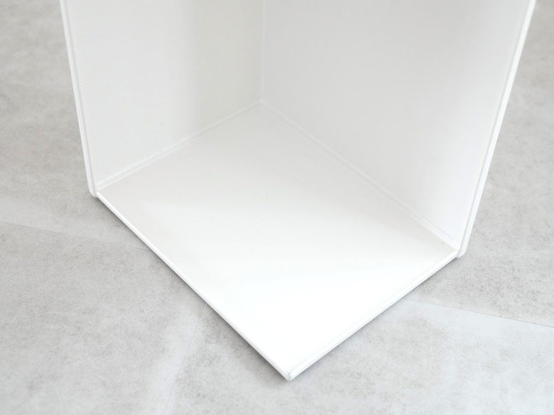 YAMAZAKI/tower製スリムタワートイレラック。灰色と銀色のスチールシェルビングを備えたモダンなデザイン。