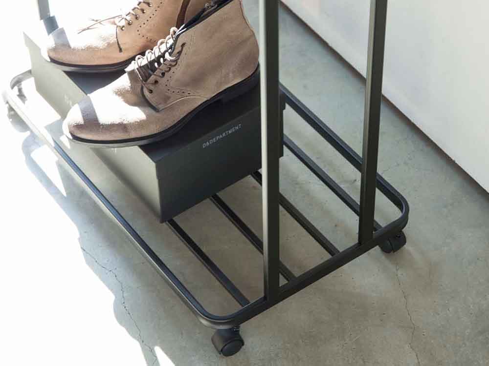 YAMAZAKI/tower製キャスター付きハンガーラック、スチールフレームと天然木バーを組み合わせたシルバーの棚