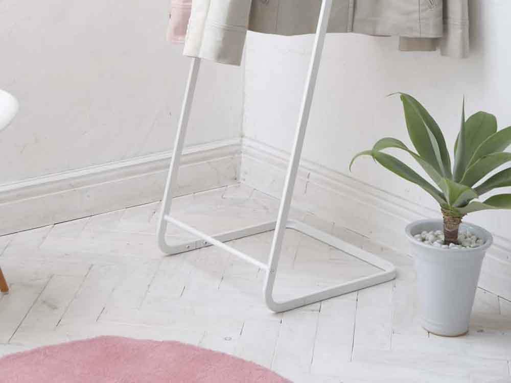 ピンクの折りたたみ椅子と花鉢、観葉植物が配置された床