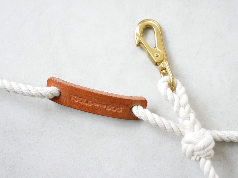TOOLS FOR THE DOG製の日本製手染めドッグリード。ロープと結び目が特徴で、小型から中型犬に適しています。