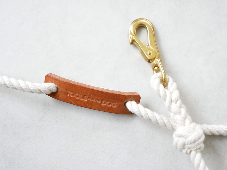 TOOLS FOR THE DOG製の日本製手染めドッグリード。ロープと結び目が特徴で、小型から中型犬に適しています。