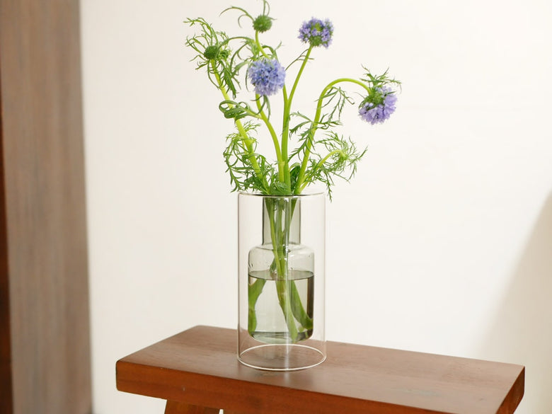 POSH LIVINGのガラス製フロートベースに飾られた色とりどりの切り花アレンジメント