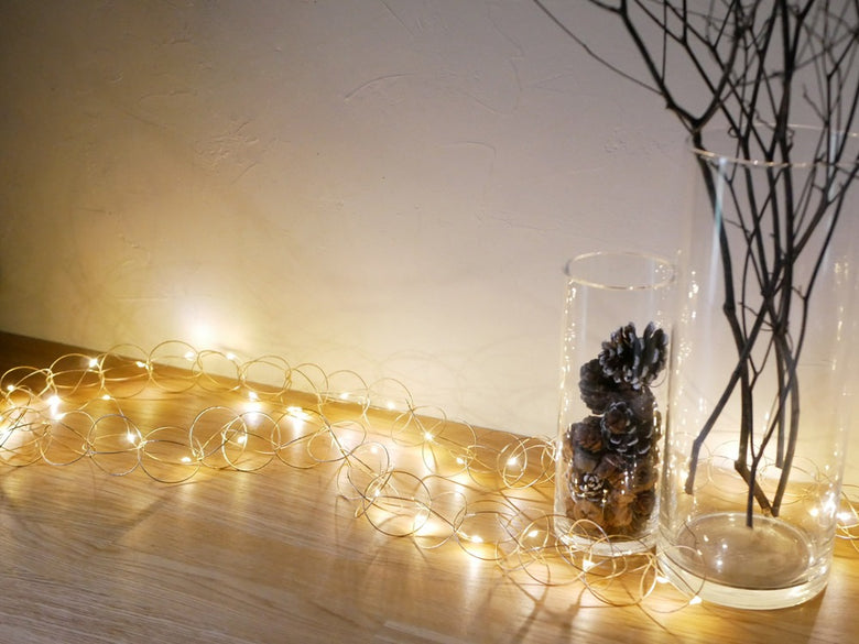 Horn Please MADEのクリスマス用LEDライトガーランド。鉄製ワイヤーに5cm直径の電球が連なり、約1.9mの長さで装飾用に最適