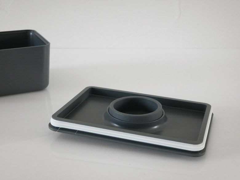 サラサデザインのシリコン蓋付きウェットティッシュホルダー。銀色のABS製トレーにシリコン製の蓋が乗っており、ウェットティッシュが収納されています