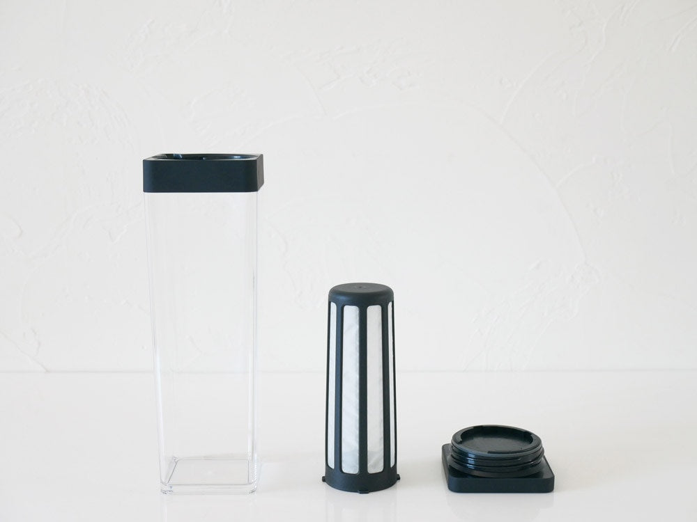 サラサデザインの水出しフィルター付き1.2リットルウォータージャグ。透明なメタクリル製シリンダーとプラスチック製蓋が特徴のキッチン用水ボトル。