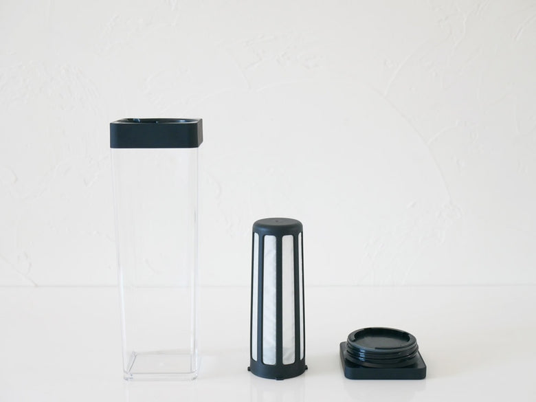 サラサデザインの水出しフィルター付き1.2リットルウォータージャグ。透明なメタクリル製シリンダーとプラスチック製蓋が特徴のキッチン用水ボトル。