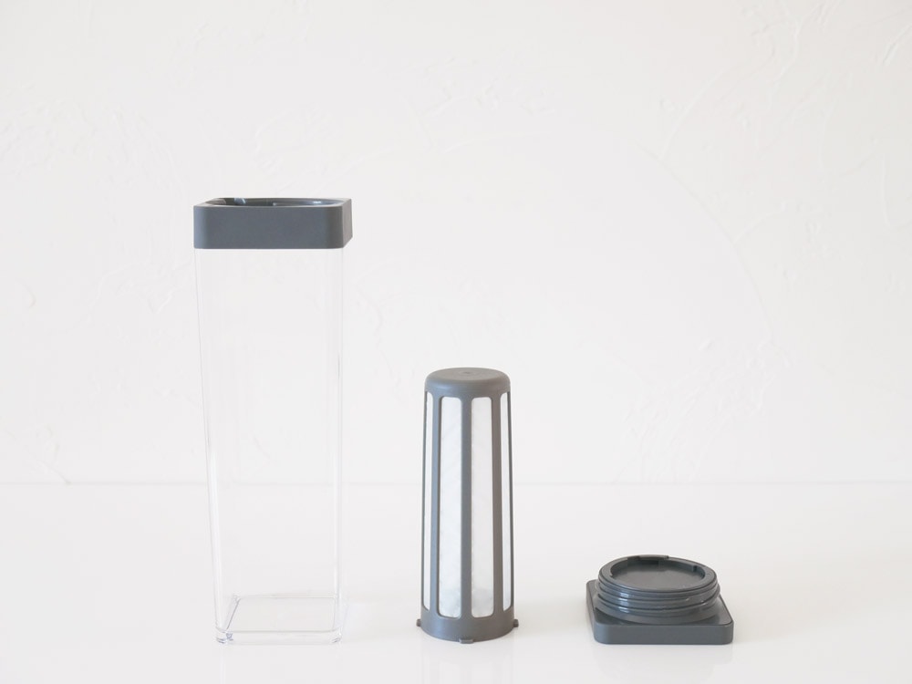 サラサデザインのプラスチック製ウォータージャグ。蓋付きシリンダー型で水出しフィルターが付いており、容量は1.2リットルです。