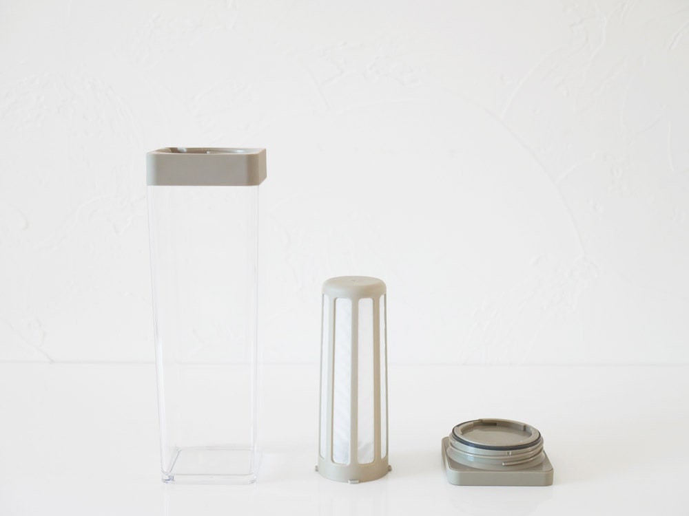 サラサデザインの1.2リットル水出しフィルター付きウォータージャグ。プラスチック製のシリンダー型ボトルに蓋が付いており、キッチンでの使用に最適です。