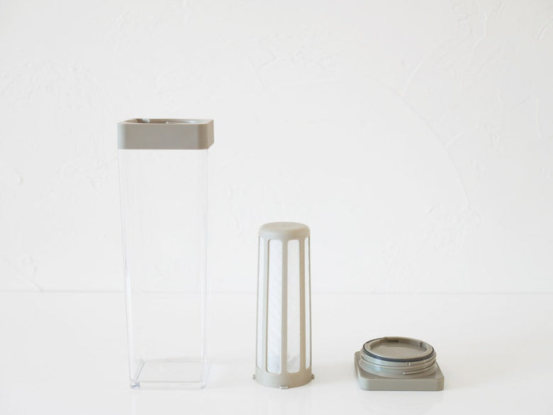 サラサデザインの1.2リットル水出しフィルター付きウォータージャグ。プラスチック製のシリンダー型ボトルに蓋が付いており、キッチンでの使用に最適です。