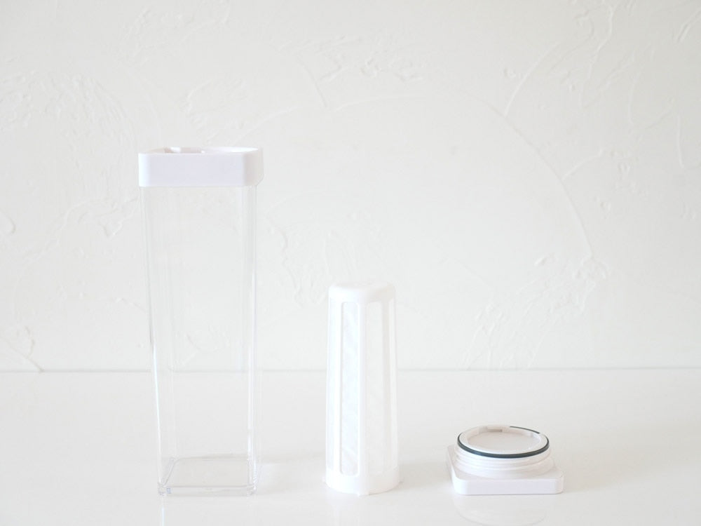 サラサデザインの水出しフィルター付きプラスチック製ウォータージャグ、透明なガラスフィルターと蓋を備えた円筒形