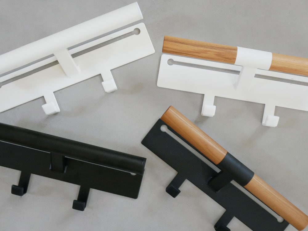 カラーボックスに取り付けられたRIN製ランドセルとリュックハンガー