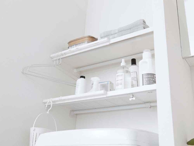 浴室に取り付けられたYAMAZAKIタワーの伸縮棚板