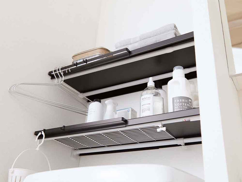 YAMAZAKIタワーの伸縮棚板がキッチン棚に取り付けられている