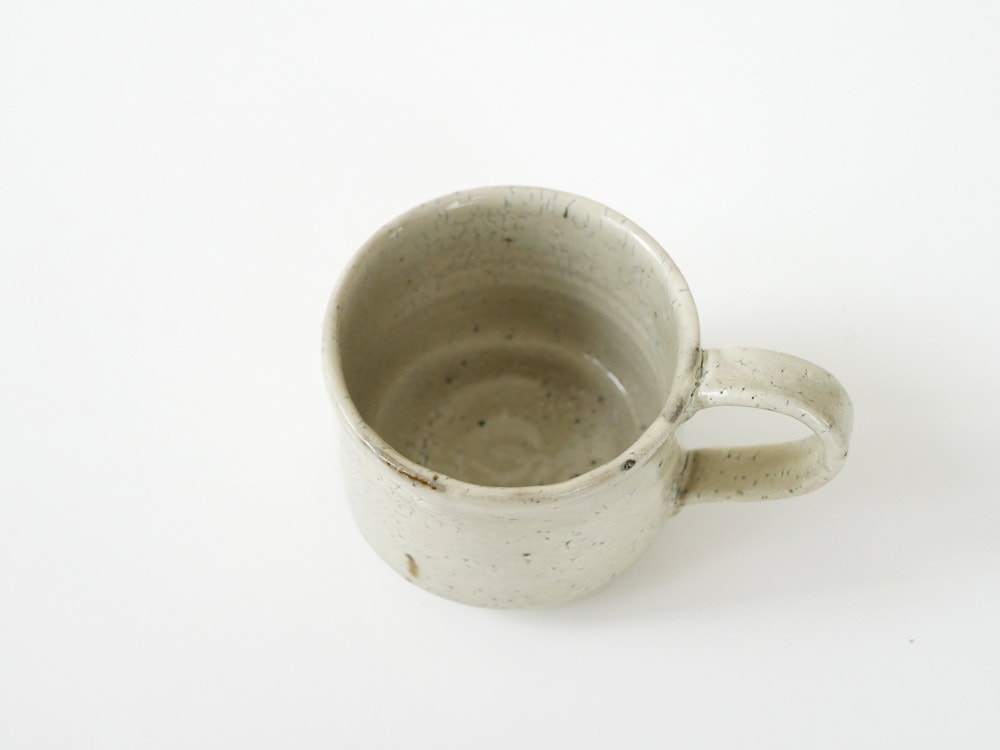 南窯の手作り荒粉引マグカップ、陶器製で温かみのあるデザイン