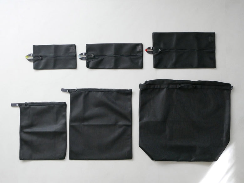 sarasa designの黒色ワイドランドリーネット、ショルダーストラップと複数ポケットを備えた洗濯用バッグ