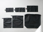 サラサデザインの黒色ランドリーネットワイド。ポリエステル製でショルダーストラップと複数のポケットを備えた洗濯用ネット