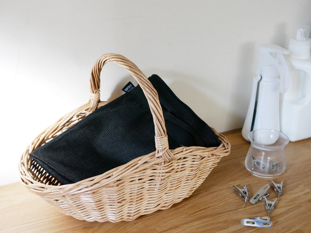 サラサデザインのランドリーネットバッグタイプ。ポリエステルとラテックス製のナチュラル素材を使用した収納バスケット