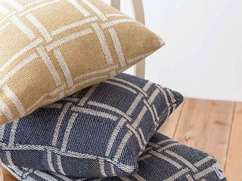 ブラウンの織物クッションカバー