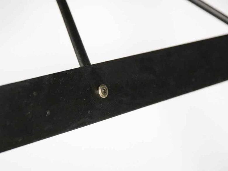 ウォルナット天板とスチール脚のダイニングテーブル