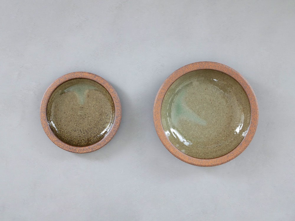 アデペシュのブラウンオーバル陶器プレート