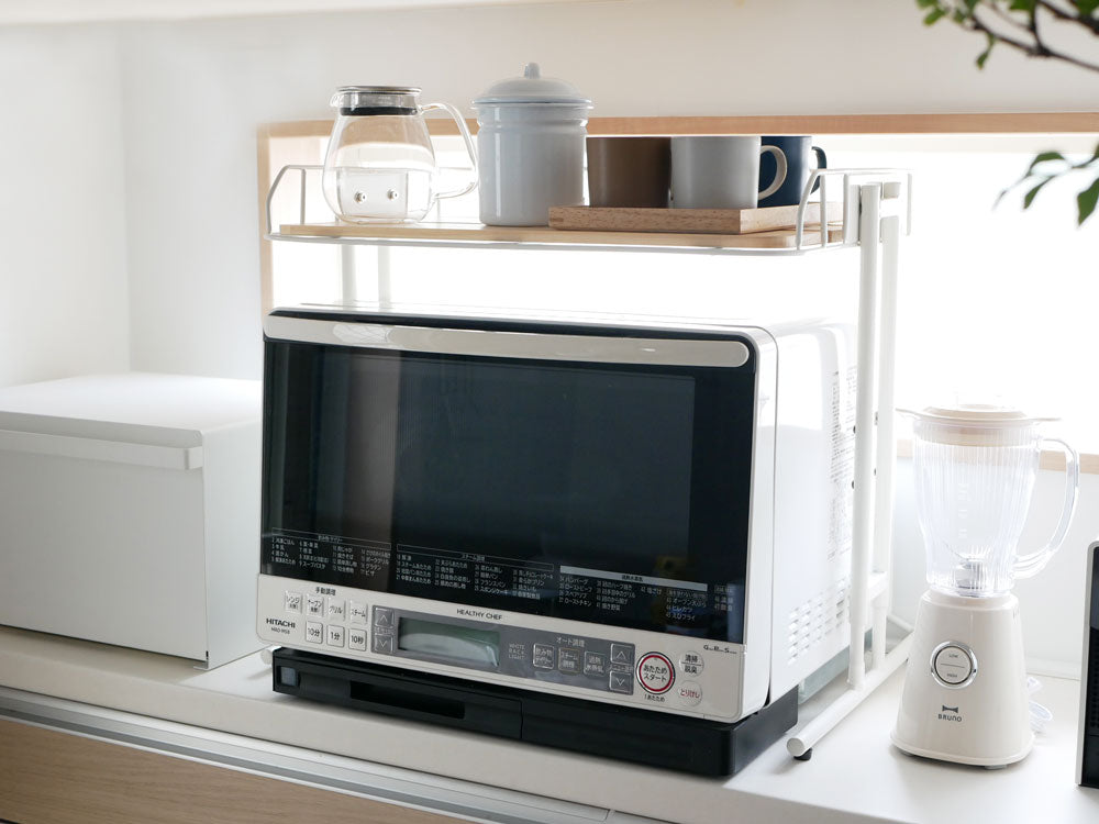 黒色スチール製のキッチン棚と家電器具