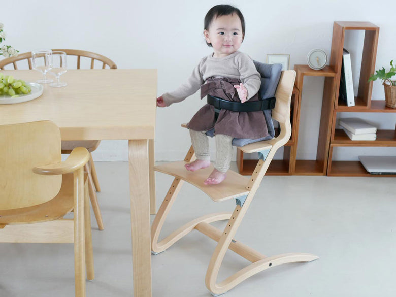 Leanderのアクセサリークッションが付いた木製椅子