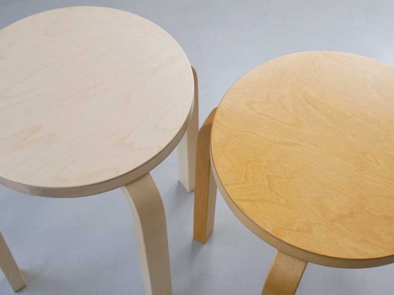 アルテック製バーチ材スツール60の木製スツール。ハニー仕上げまたはクリアラッカー塗装が施された高品質なデザイン