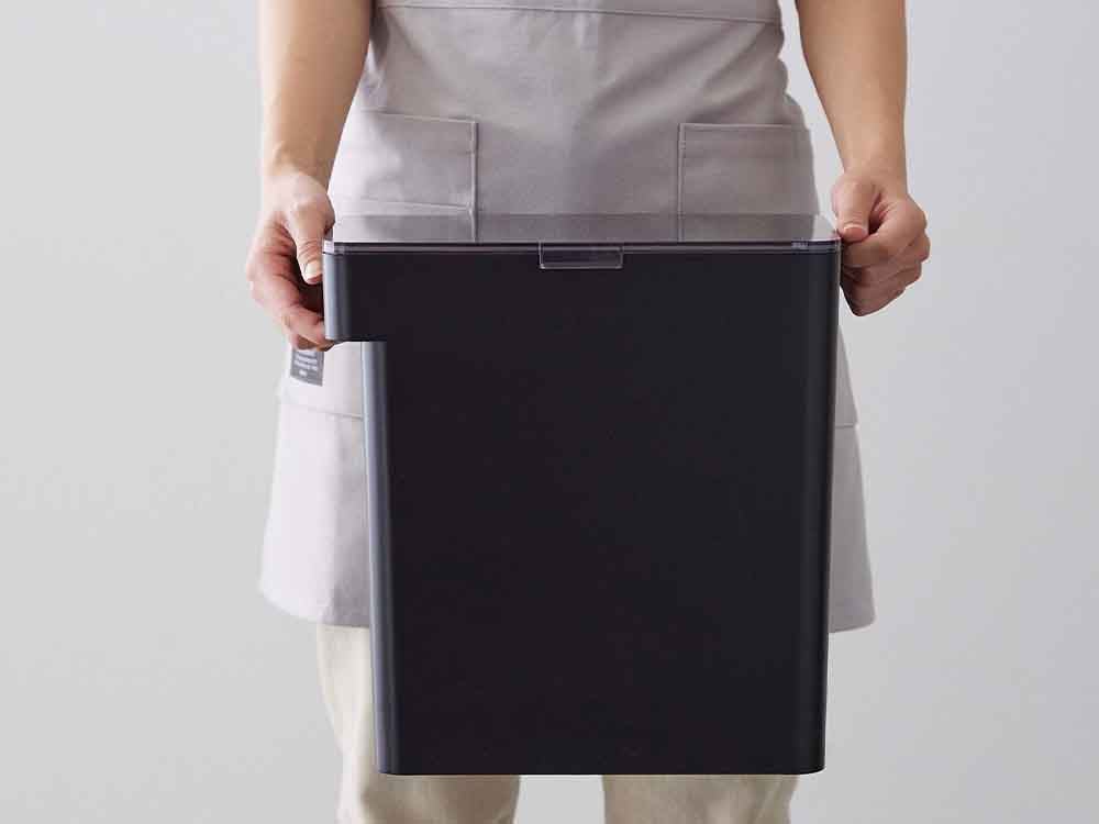 タワーの密閉米びつと計量カップ