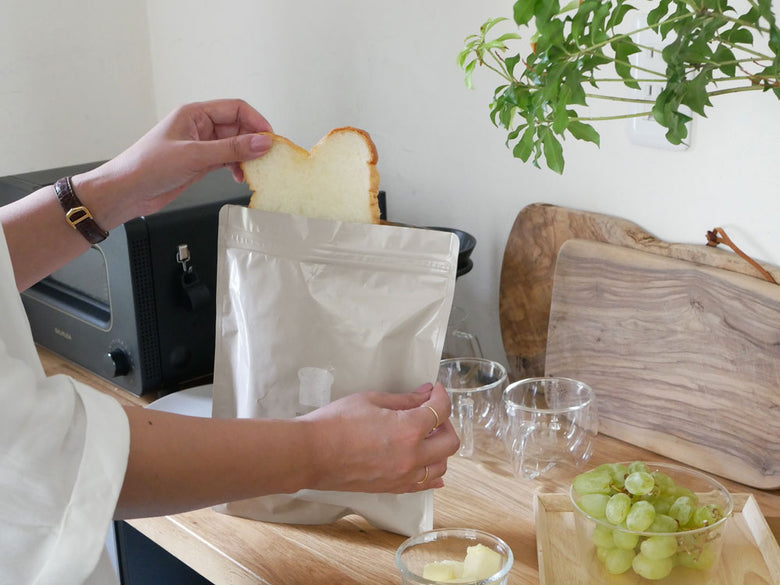 マーナのパン冷凍保存袋2枚とパン