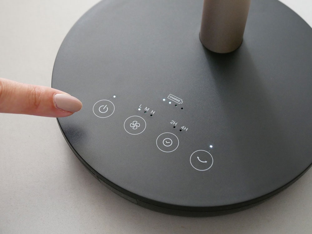 リビングに置かれた銀色のスマートデザインファン