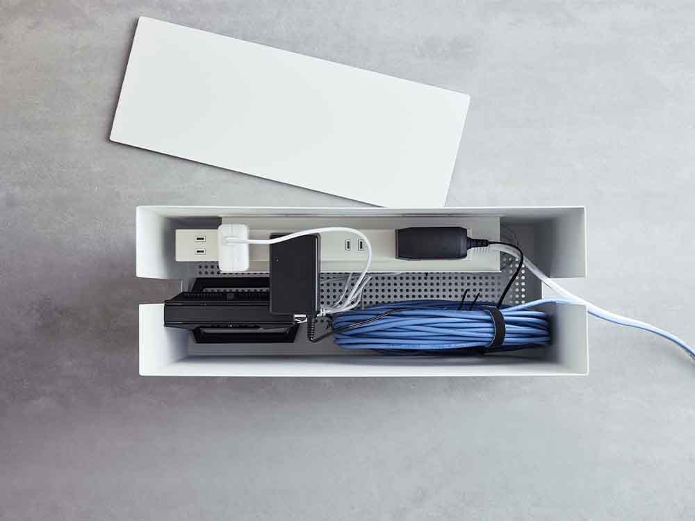 銀色のキャスター付きケーブル収納ラック