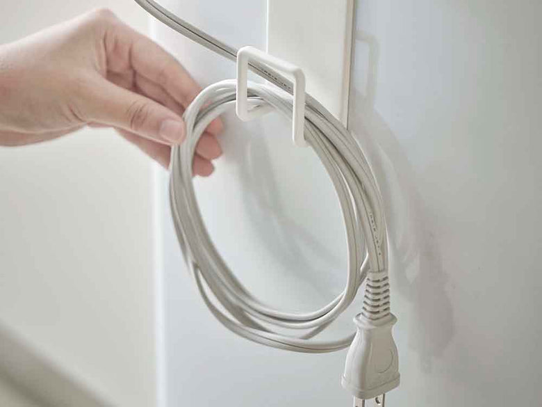 マグネットドライヤーホルダーが壁に取り付けられている様子