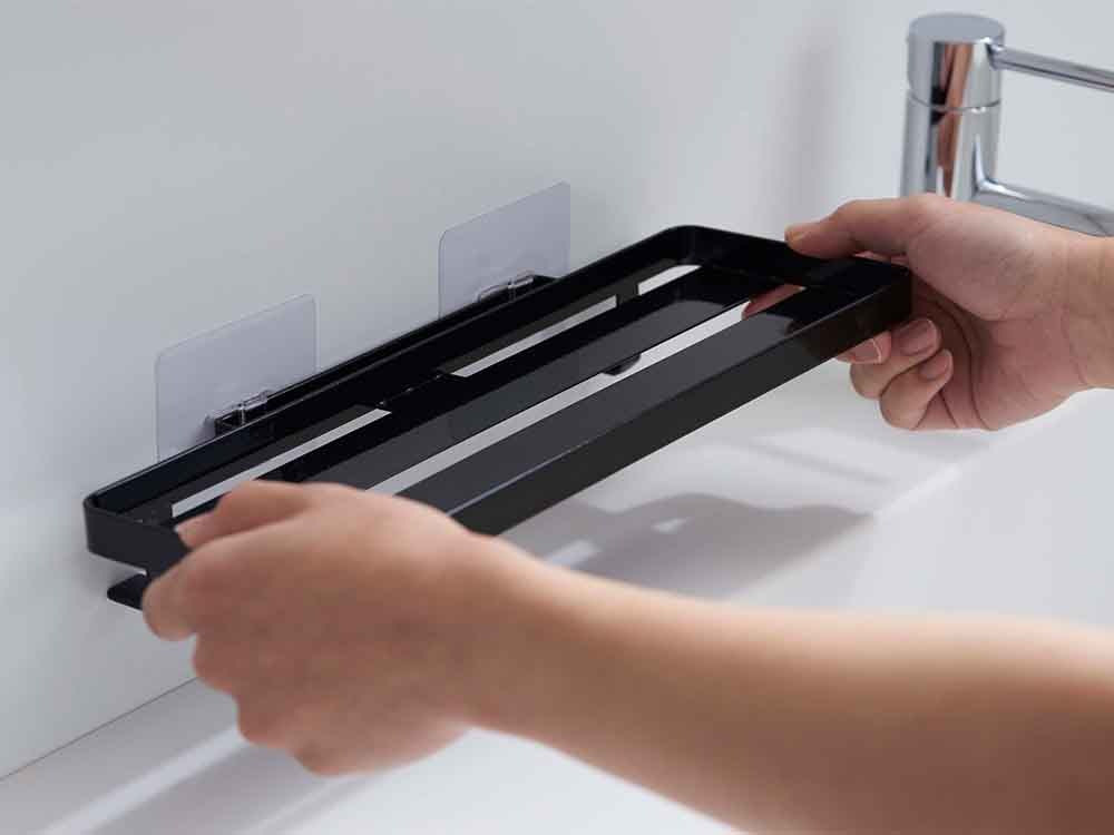 壁に取り付けられたフィルムフックサニタリーラック