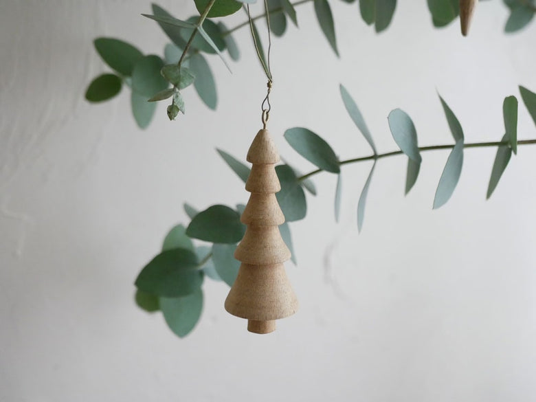 マンゴーウッド製のコーン型オーナメント