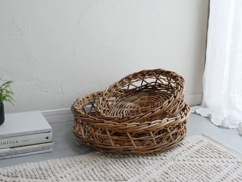リビングに置かれたナチュラルなウィッカーバスケット
