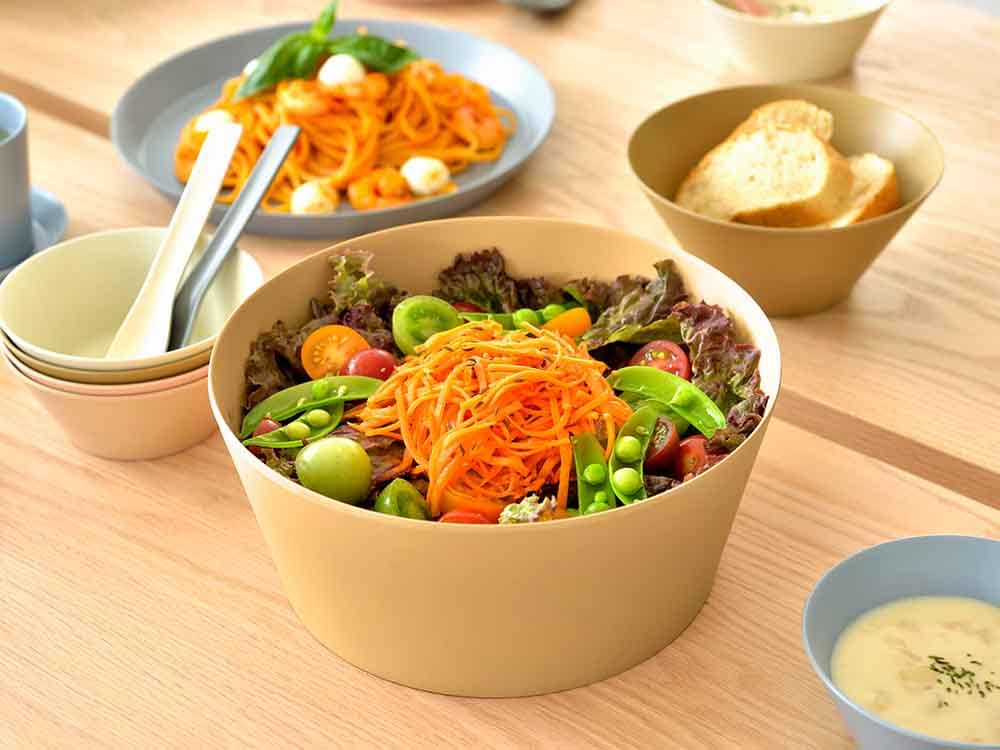 usumonoサラダボウルに盛られた野菜と果物