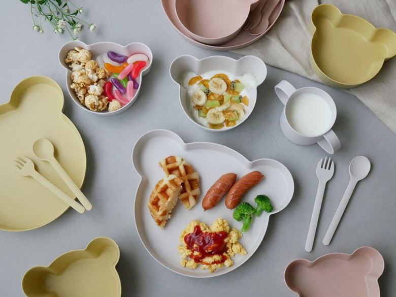 tak.のビオキッズディッシュマグに食事とスプーン