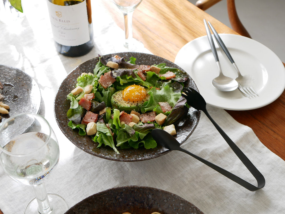 信楽焼リムボウルに盛られたサラダ