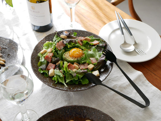 信楽焼リムボウルに盛られたサラダ