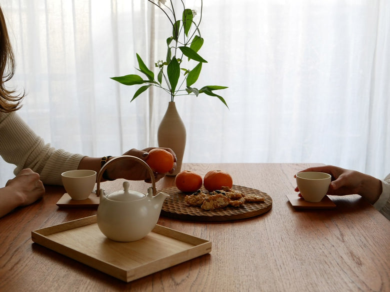 結 YUI 土瓶急須と白磁の食器がテーブルに並んでいる様子