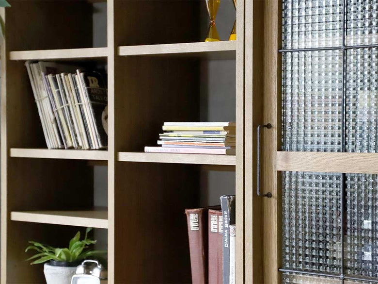 アデペシュのオーク無垢材ガラスドアブックケース