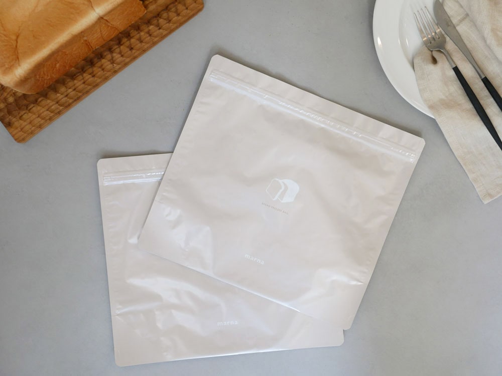 マーナのパン冷凍保存袋2枚入りを入れた紙袋