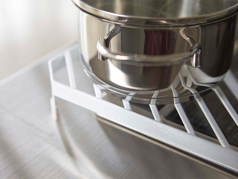 YAMAZAKI/towerのコンロコーナーラックがキッチンカウンターに置かれている