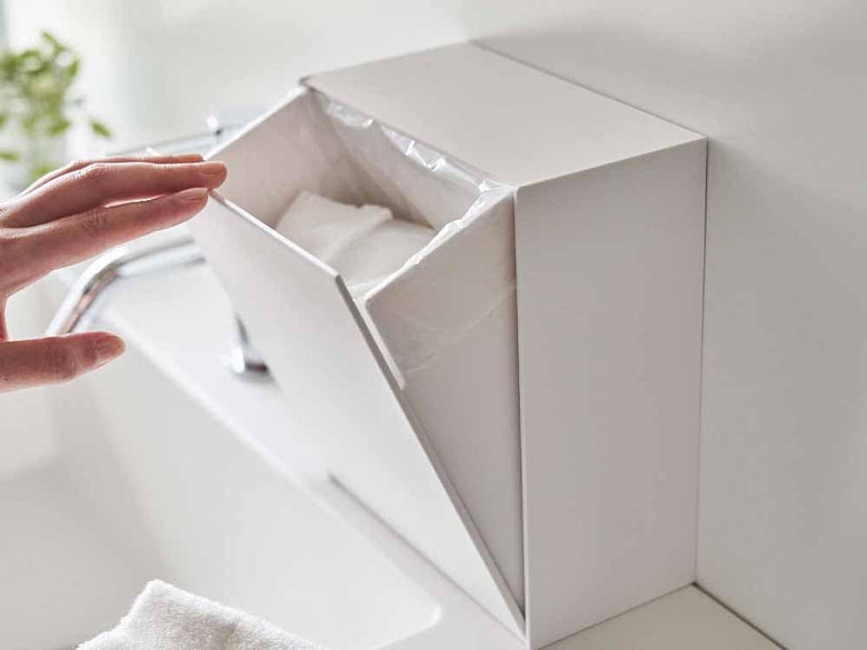 YAMAZAKIタワーウォールダストボックスが浴室に設置されている