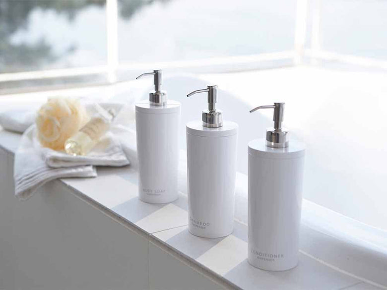 YAMAZAKI/tosca製タワー型ツーウェイディスペンサーが浴室の洗面台に設置されている様子