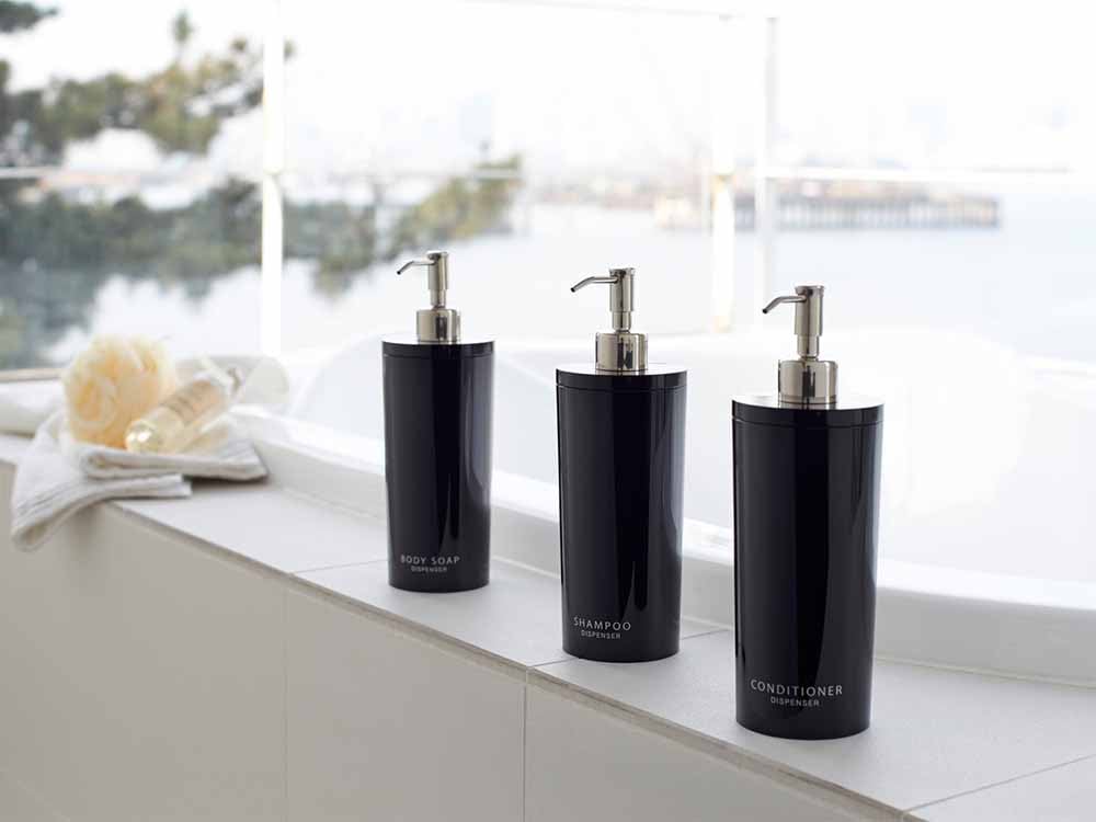 YAMAZAKI/tosca製ツーウェイディスペンサー ラウンドが洗面台に置かれ、石鹸や香水、植物が周囲に配置されている