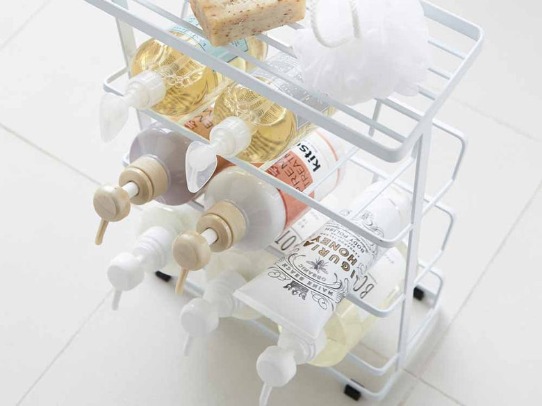 YAMAZAKI/tosca製タワーバスボトルラック。スチール製で2つのフックと4つのクッションが付いたキッチン用棚に設置されている